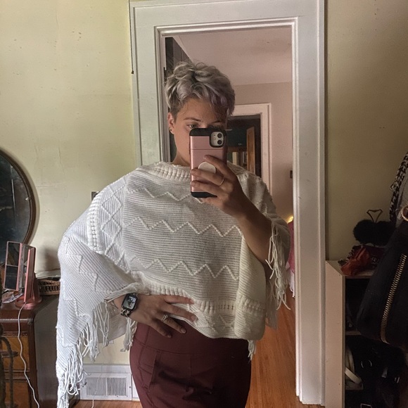 Sweaters - VTG boho fringe cropped poncho